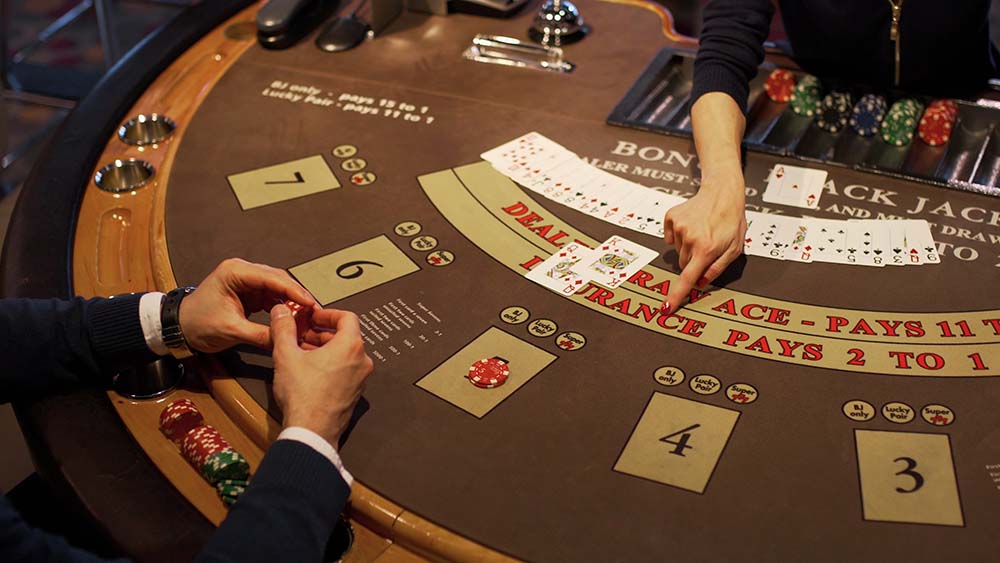 撲克牌體驗金：娛樂城的賭場血泊，每張牌都可能成為生死關頭！
